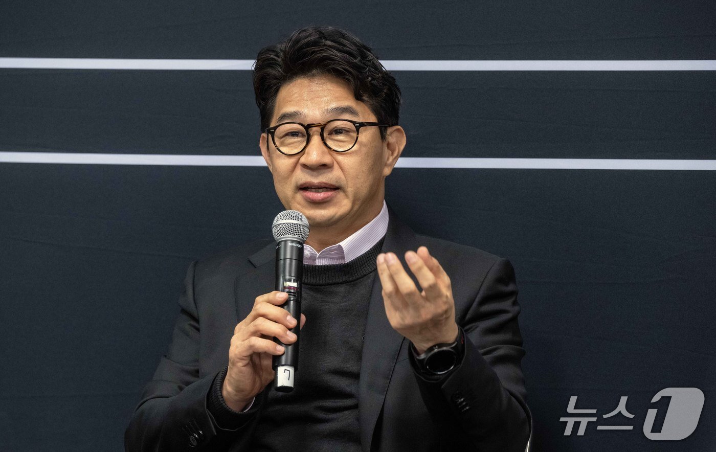 본문 이미지 - 16일&#40;현지시간&#41; 미국 뉴욕 맨해튼에서 열린 &#39;2025 뉴욕 국제 오토쇼&#39;에서 인터뷰 중인 송민규 제네시스사업본부장 부사장.&#40;현대차그룹 제공&#41;