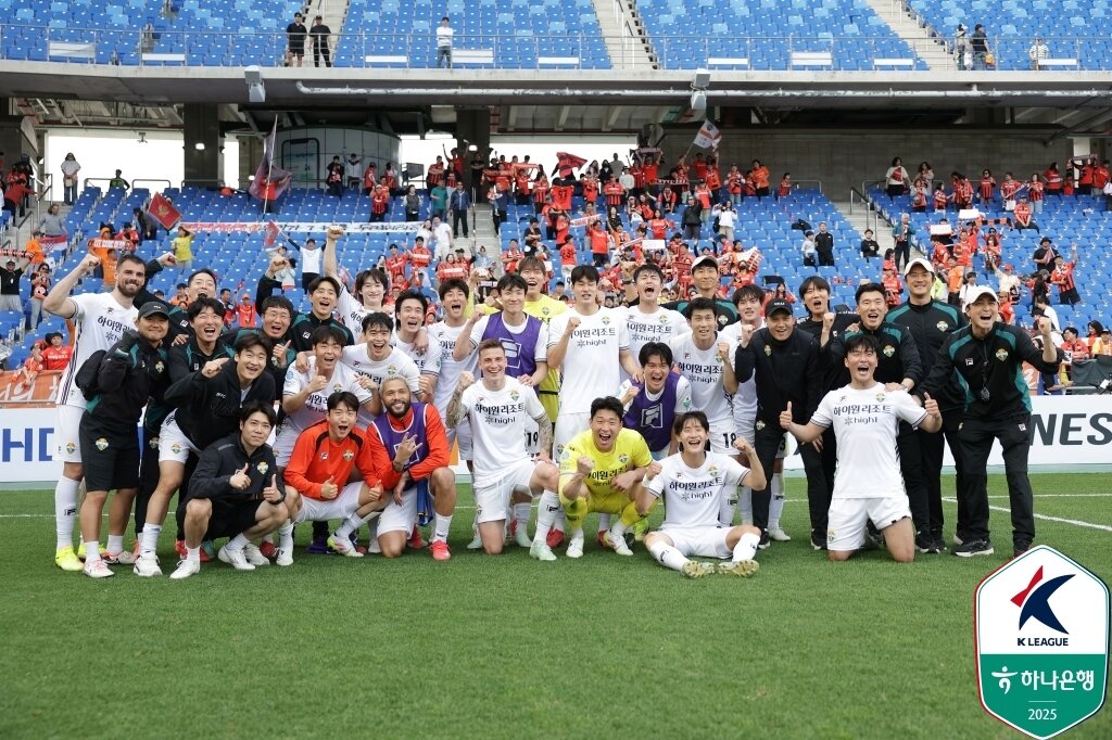 본문 이미지 - 울산 원정서 승리한 뒤 기뻐하는 강원 선수들(한국프로축구연맹 제공)