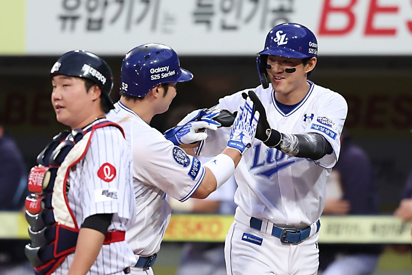 본문 이미지 - 삼성 라이온즈 구자욱(오른쪽)과 박병호(가운데)는 19일 열린 KBO리그 대구 롯데 자이언츠전에서 나란히 홈런을 터뜨려 팀 대승을 이끌었다. (삼성 라이온즈 제공)
