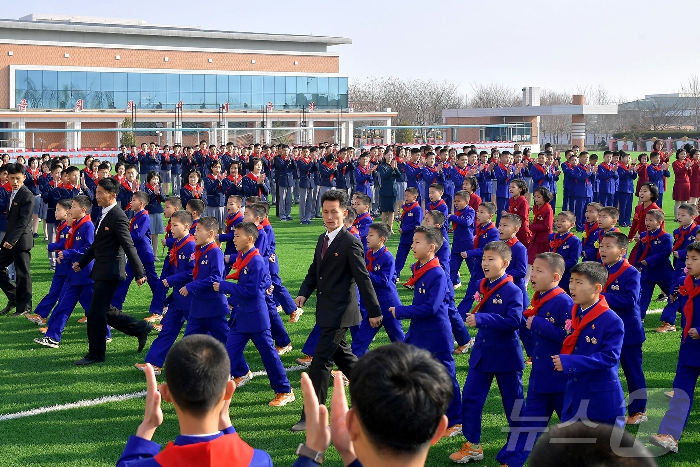 (평양 노동신문=뉴스1) = 북한 노동당 기관지 노동신문은 2일 지난 1일 전국의 수많은 학교들에서 2025년 새학년도 시작과 함께 개학식들이 진행됐다고 보도했다. 지난달 26일부 …