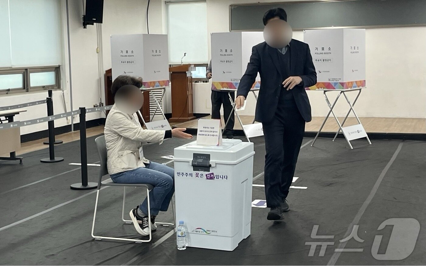 본문 이미지 - 2일 오전 부산 동래구 명륜동행정복지센터에 마련된 명륜동 제3투표소에서 한 유권자가 기표하고 있다.2025.4.2/뉴스1 ⓒ News1 장광일 기자