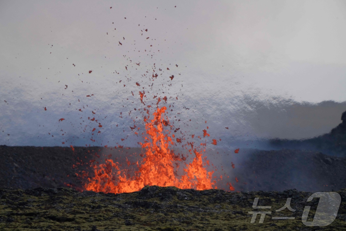 (그린다비크 AFP=뉴스1) 우동명 기자 = 1일(현지시간) 아이슬란드 레이캬비크 반도 그린다비크 마을 근처의 순드흐눅스기가르 화산이 분화해 붉은 용암이 솟아 오르고 있다. 202 …