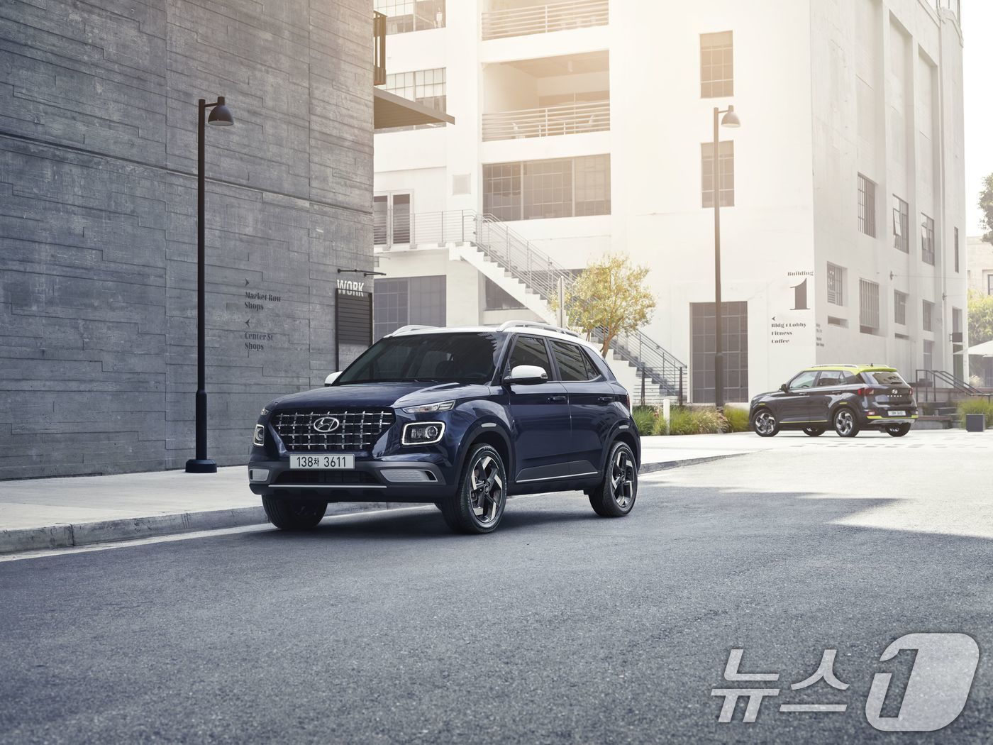 (서울=뉴스1) = 현대자동차가 대표 소형SUV 베뉴의 연식변경 모델 '2025 베뉴'를 2일 출시하고 본격적인 판매를 시작한다고 밝혔다.사진은 2025 베뉴. (현대차 제공. 재 …