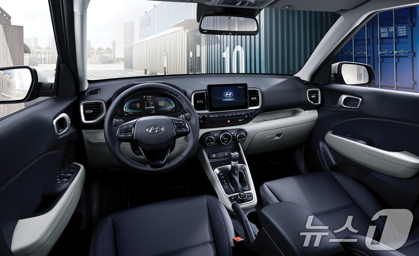 (서울=뉴스1) = 현대자동차가 대표 소형SUV 베뉴의 연식변경 모델 '2025 베뉴'를 2일 출시하고 본격적인 판매를 시작한다고 밝혔다.사진은 2025 베뉴. (현대차 제공. 재 …