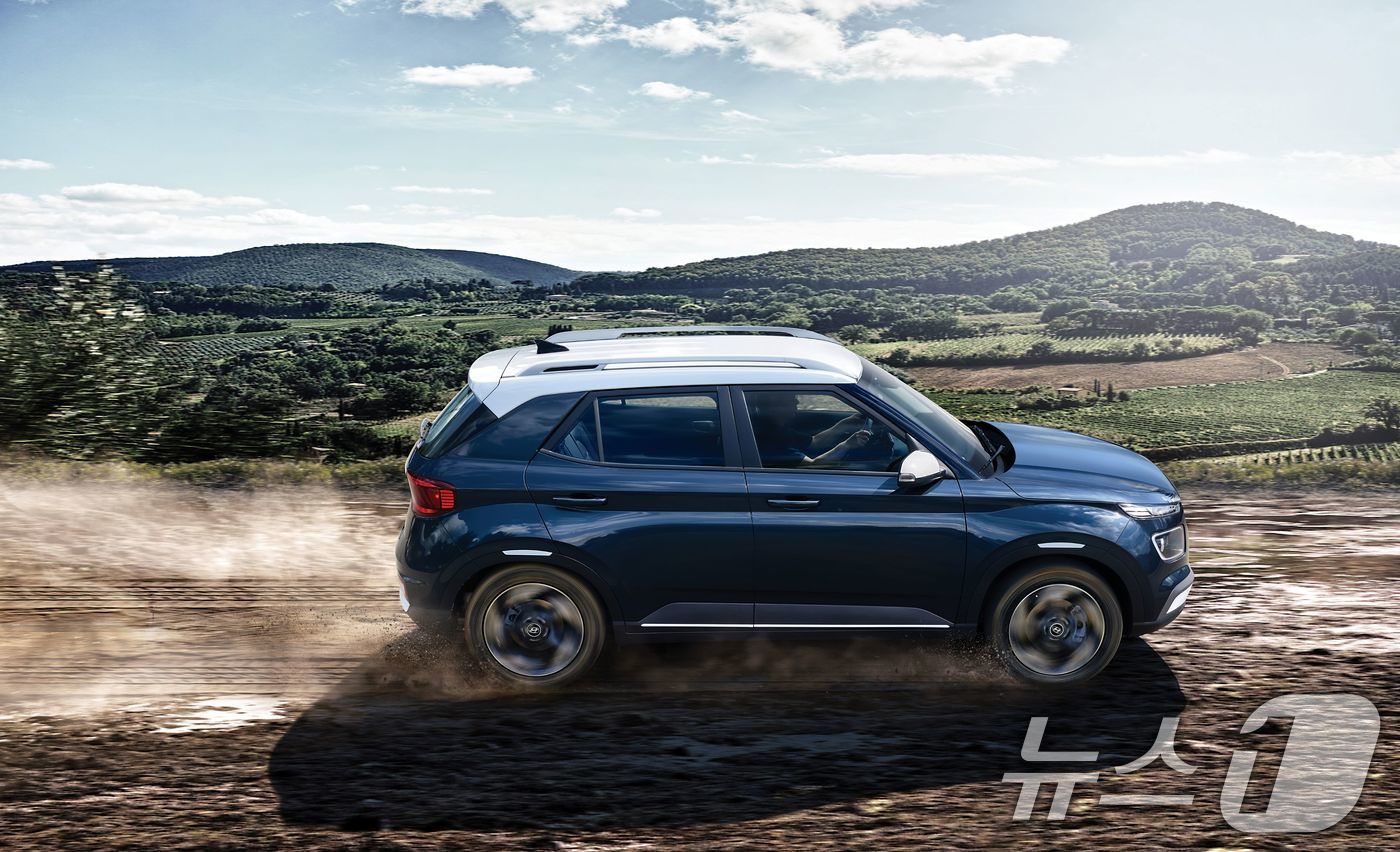 (서울=뉴스1) = 현대자동차가 대표 소형SUV 베뉴의 연식변경 모델 '2025 베뉴'를 2일 출시하고 본격적인 판매를 시작한다고 밝혔다.사진은 2025 베뉴. (현대차 제공. 재 …