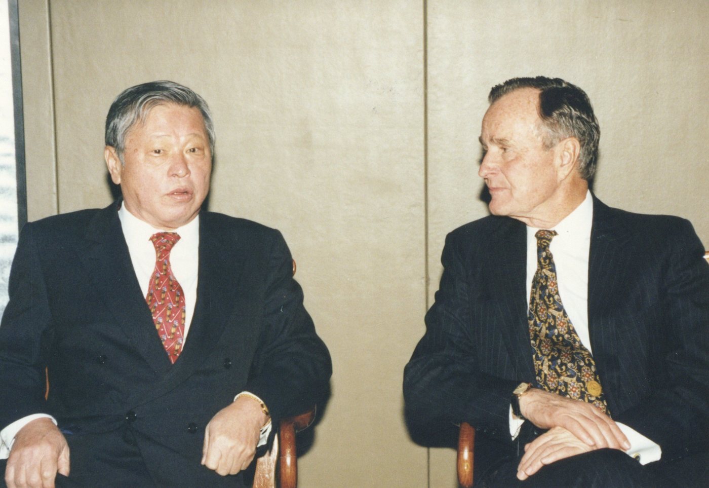 본문 이미지 - 1996년 1월 최종현 SK 선대회장(왼쪽)이 서울 한남동 그랜드하얏트 호텔에서 조지 H. W. 부시 前 미국대통령과 만나 환담을 나누고 있다.(SK 제공)