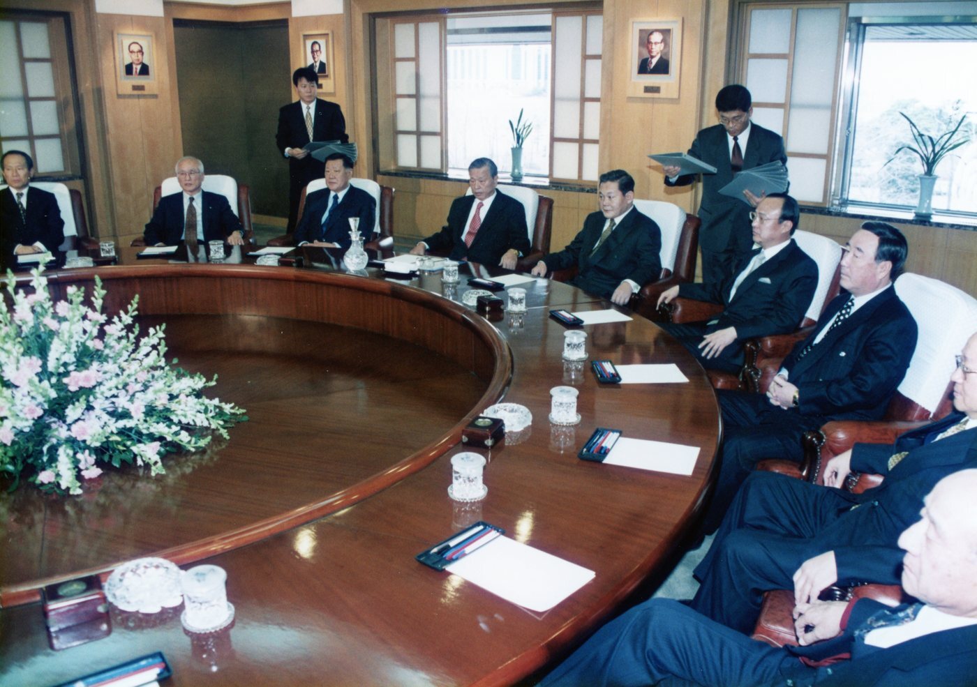 본문 이미지 - 1998년 1월 전경련 회장단 회의에서 최종현 SK 선대회장(좌석 왼쪽 4번째)이 발표를 경청하고 있다. 그는 그해 8월 별세했다.(SK 제공)