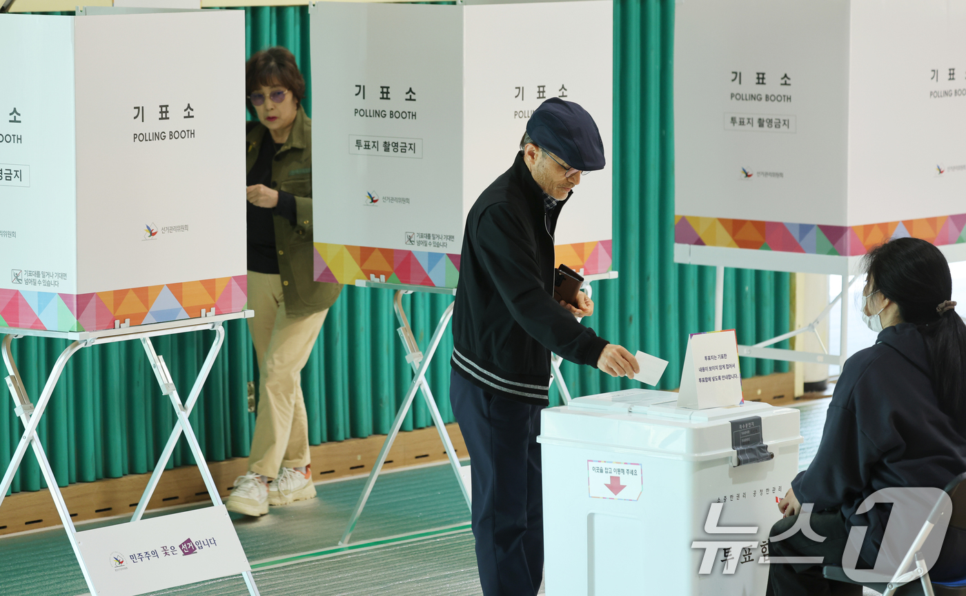 (담양=뉴스1) 김태성 기자 = 4·2 재·보궐 선거 본투표날인 2일 전남 담양군 대전면 한빛고등학교에 마련된 투표소에서 유권자들이 투표를 하고 있다.  2025.4.2/뉴스1