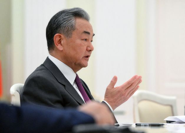 中왕이 "EU는 적·경쟁자 아닌 파트너"…정상회의 앞 갈등관리