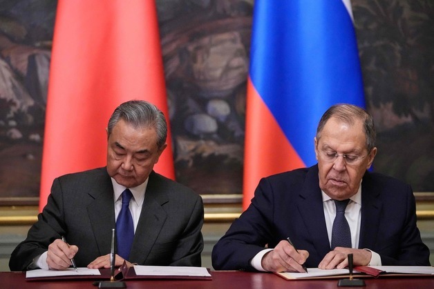 중·러 외교수장, 통화서 중동 정세 논의…"외교로 해결해야"