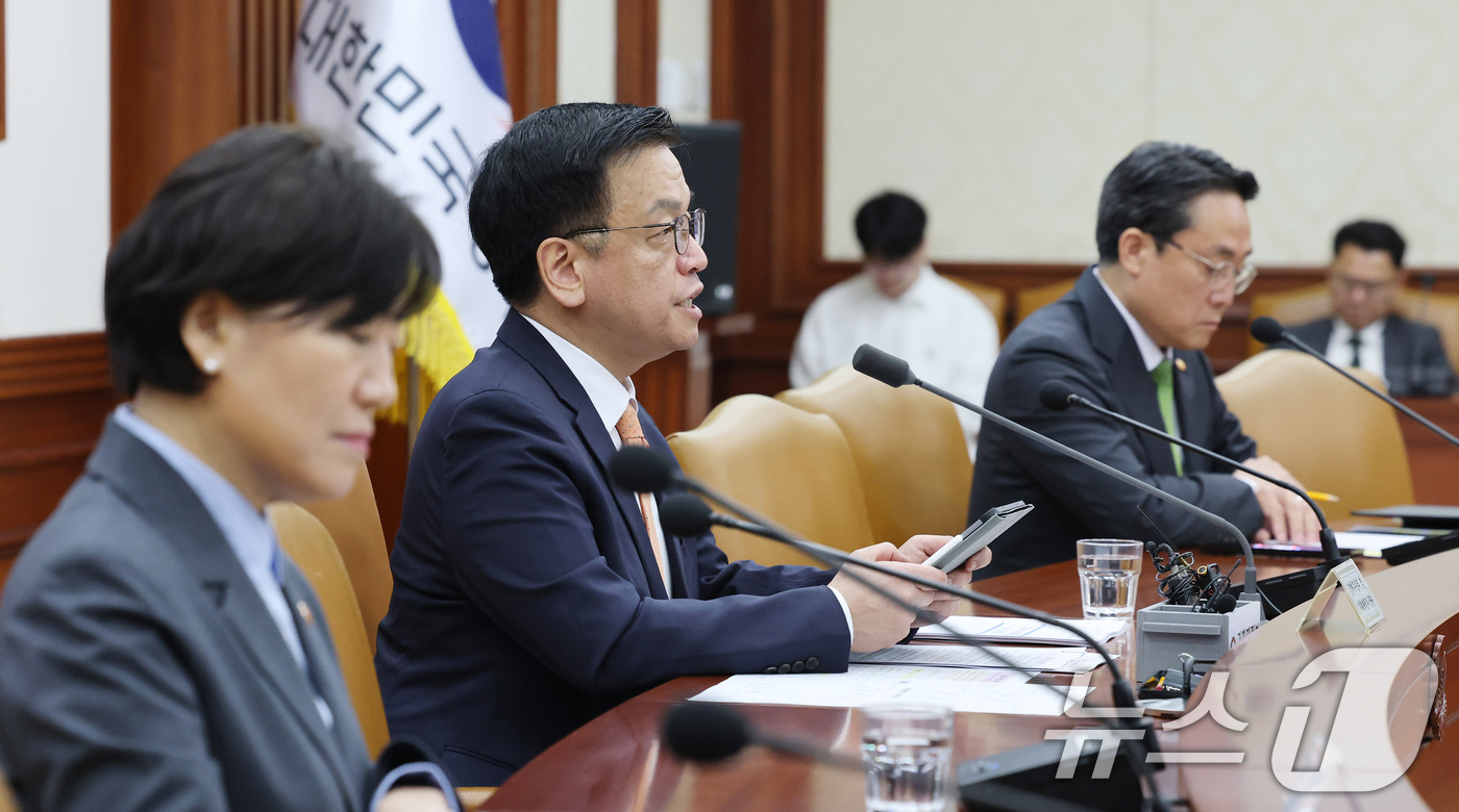 (서울=뉴스1) 임세영 기자 = 최상목 경제부총리 겸 기획재정부 장관이 2일 서울 종로구 정부서울청사에서 열린 경제관계장관회의에서 모두발언을 하고 있다. 2025.4.2/뉴스1