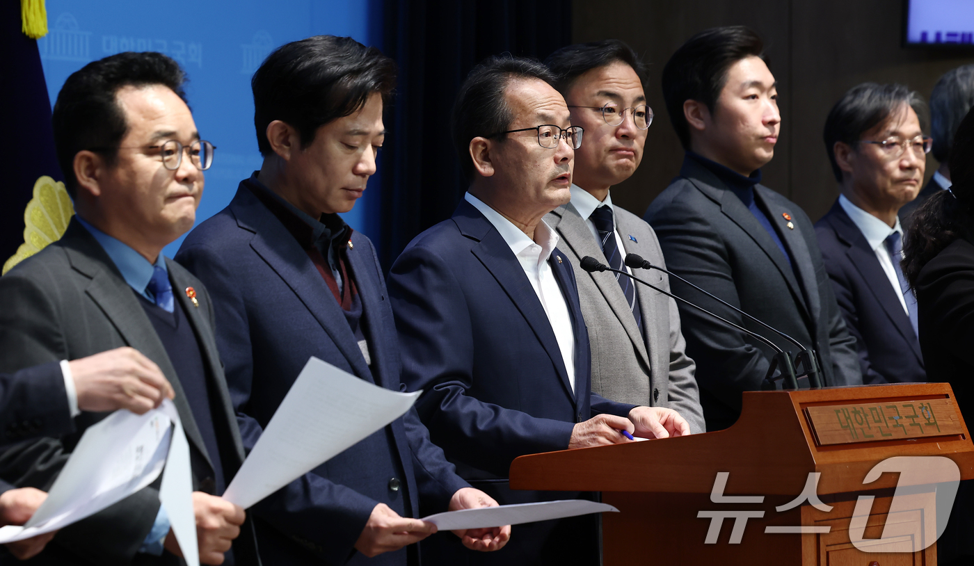 (서울=뉴스1) 김민지 기자 = 국회 정무위원회 소속 더불어민주당·조국혁신당·사회민주당 의원들이 2일 오전 서울 여의도 국회 소통관에서 MBK-홈플러스 사태 해결 촉구 야3당 공동 …