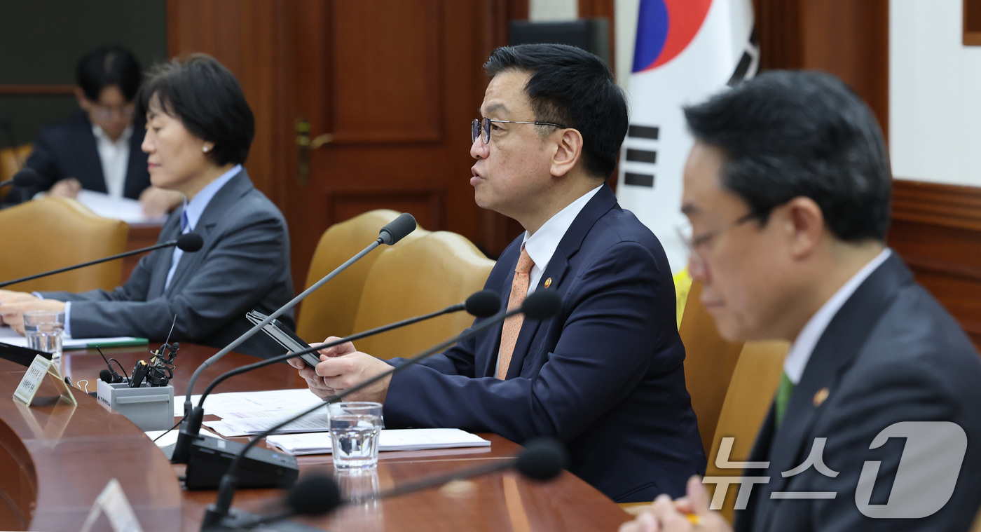 (서울=뉴스1) 임세영 기자 = 최상목 경제부총리 겸 기획재정부 장관이 2일 서울 종로구 정부서울청사에서 열린 경제관계장관회의에서 모두발언을 하고 있다. 2025.4.2/뉴스1