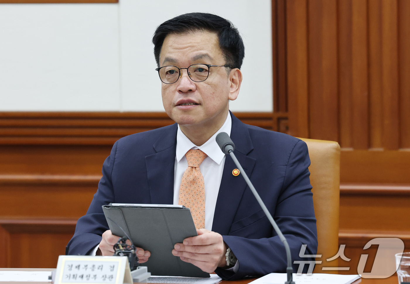 (서울=뉴스1) 임세영 기자 = 최상목 경제부총리 겸 기획재정부 장관이 2일 서울 종로구 정부서울청사에서 열린 경제관계장관회의에서 모두발언을 하고 있다. 2025.4.2/뉴스1
