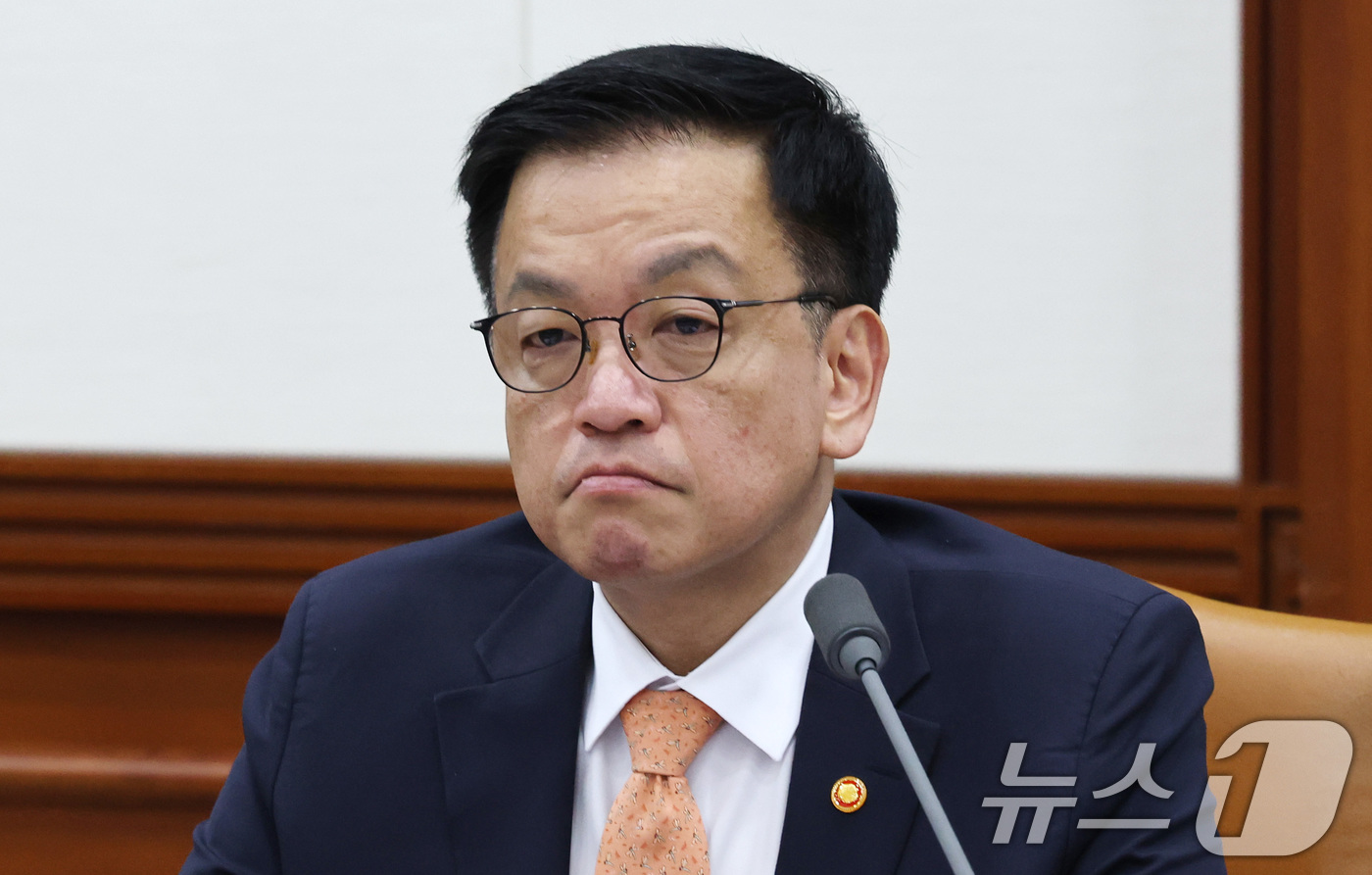 (서울=뉴스1) 임세영 기자 = 최상목 경제부총리 겸 기획재정부 장관이 2일 서울 종로구 정부서울청사에서 열린 경제관계장관회의에서 생각에 잠겨 있다. 2025.4.2/뉴스1