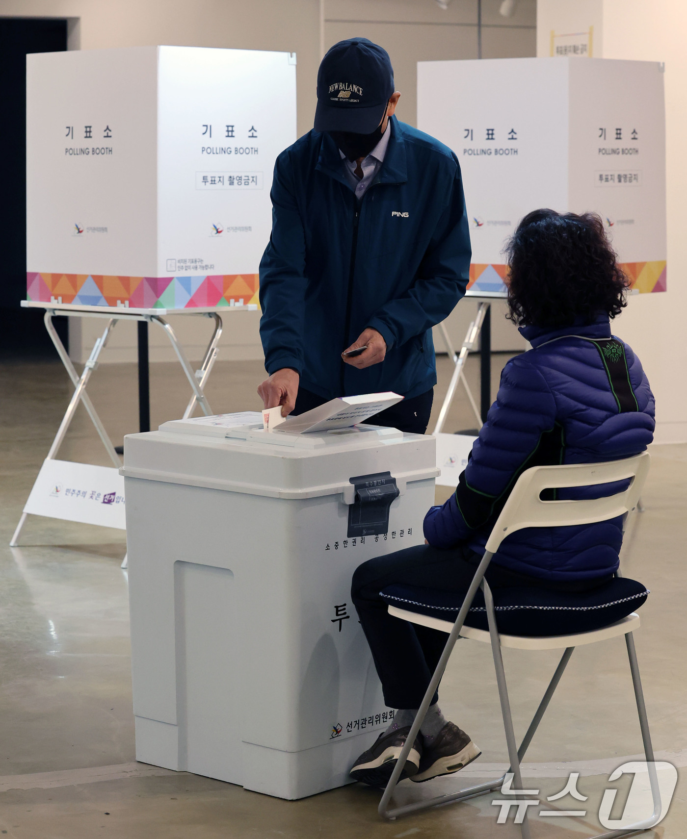 (서울=뉴스1) 박세연 기자 = 구로구청장 보궐선거일인 2일 서울 구로구 갤러리구루지에 마련된 구로제5동 제3투표소에서 유권자가 투표를 하고 있다.  2025.4.2/뉴스1