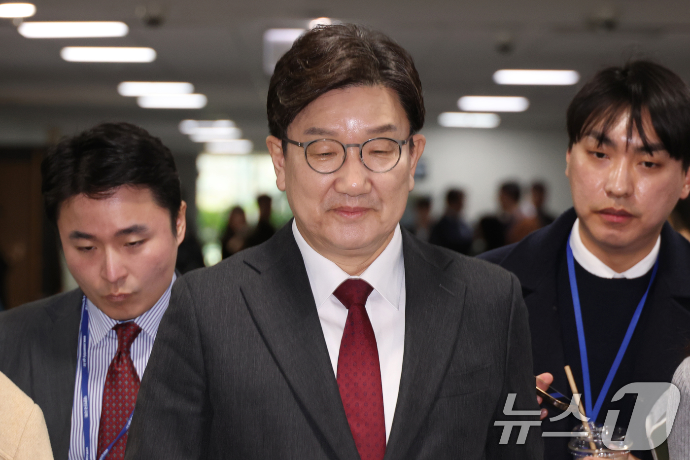 (서울=뉴스1) 이광호 기자 = 권성동 국민의힘 원내대표가 2일 오전 서울 여의도 국회 의원회관에서 열린 AI강국을 위한 개인정보 활용 방안 세미나에 참석하고 있다.  2025.4 …