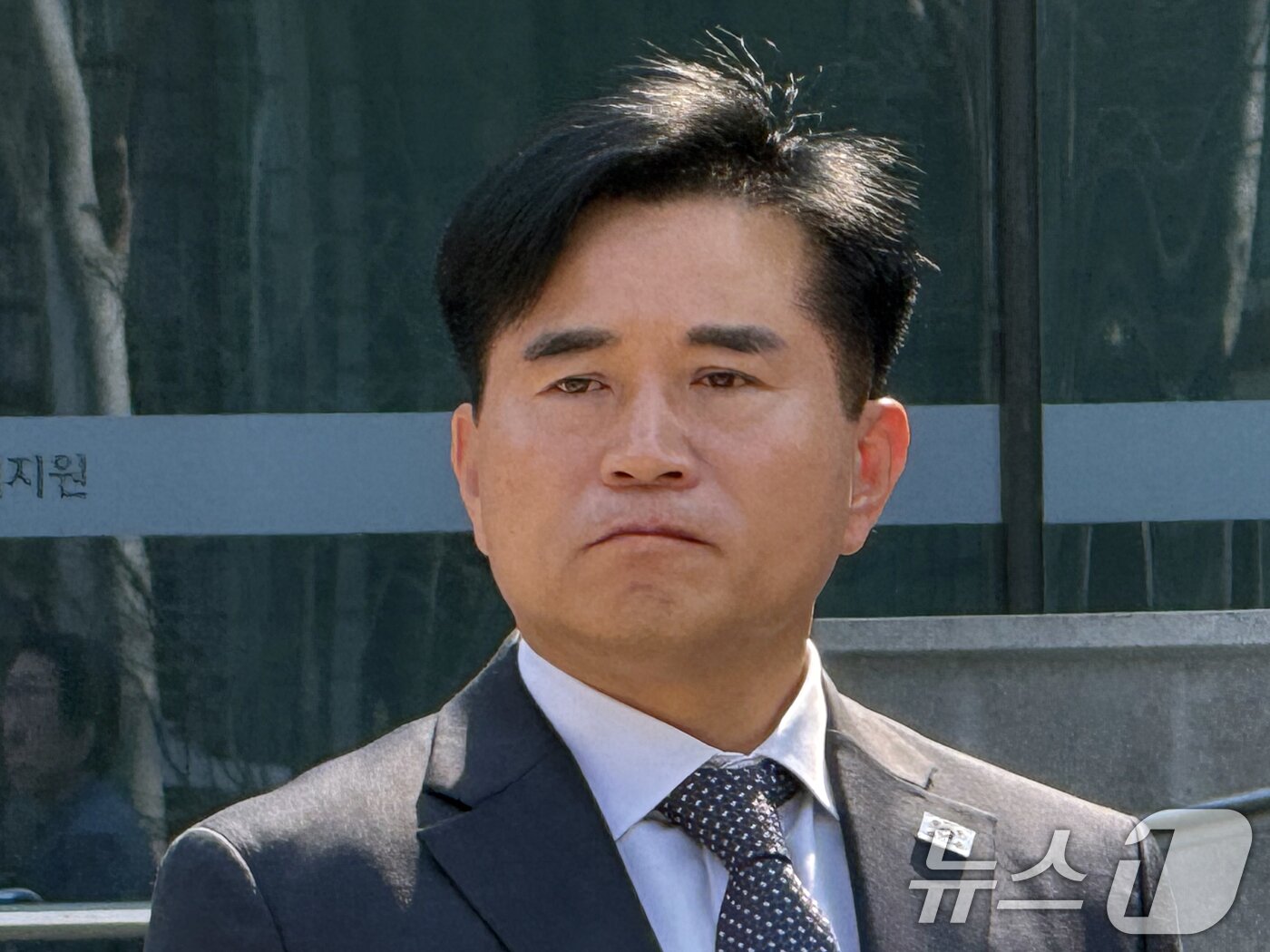 본문 이미지 - 이병진 더불어민주당 의원이 지난 2일 경기 평택시 수원지법 평택지원에서 열린 공직선거법 위반 등 혐의 사건 1심 선고공판에서 당선무효형을 선고받고 취재진 질문을 받고 있다. 2025.4.2/뉴스1 ⓒ News1 김기현 기자