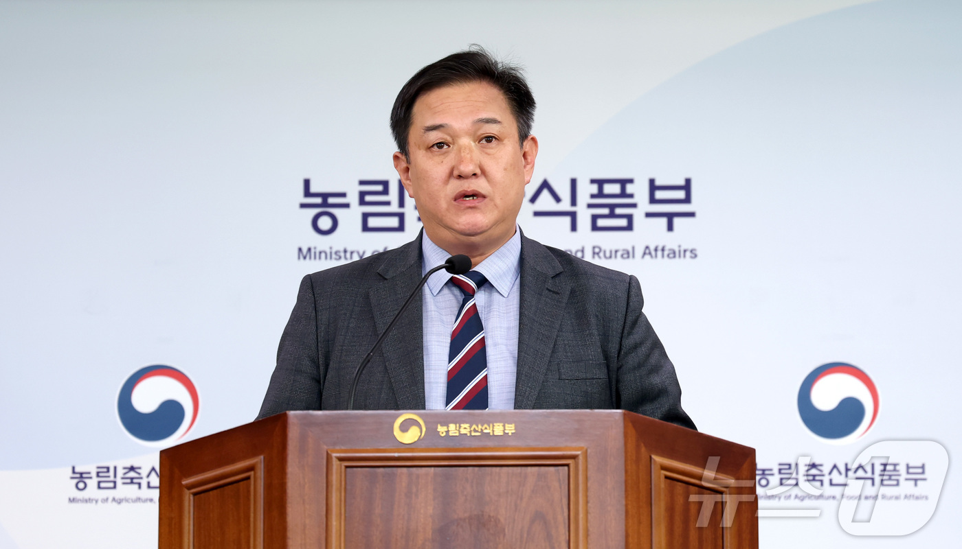 (세종=뉴스1) 김기남 기자 = 전한영 농림축산식품부 대변인이 2일 세종시 정부세종청사에서 농식품 물가동향 및 대응계획을 발표하고 있다.3월 소비자물가지수에 조사·반영되는 농산물 …