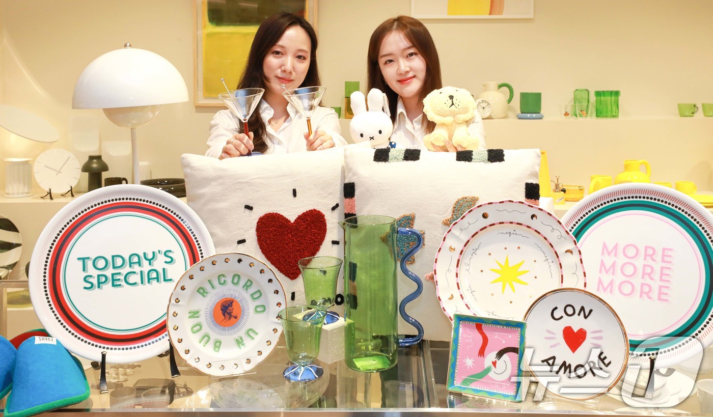 (서울=뉴스1) = 현대백화점그룹 계열 패션전문기업 한섬은 현대백화점 무역센터점 5층에 자사 라이프 스타일 셀렉 스토어 '누크 더캐시미어'의 정식매장을 오픈했다고 2일 밝혔다.서울 …