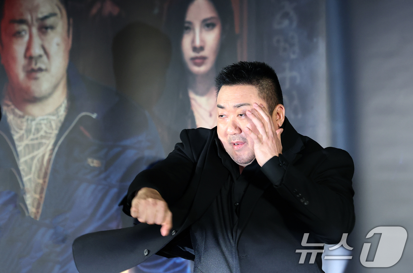 (서울=뉴스1) 권현진 기자 = 배우 마동석이 2일 서울 광진구 롯데시네마 건대입구에서 열린 영화 '거룩한 밤: 데몬 헌터스’(감독 임대희) 제작보고회에 참석해 복싱 포즈를 선보이 …