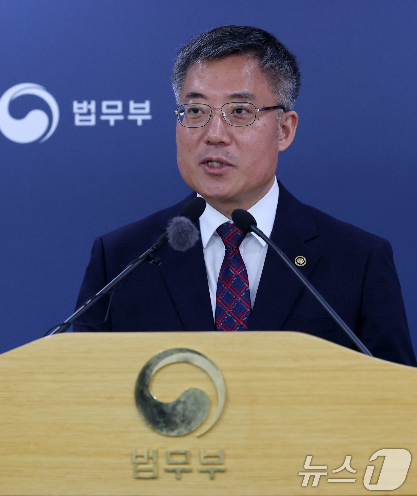 (과천=뉴스1) 박세연 기자 = 김석우 법무부 장관 직무대행이 2일 경기도 과천 법무부에서 신 출입국·이민정책 후속 조치를 브리핑하고 있다.김 직무대행은 이날부터 ‘광역형 비자제도 …