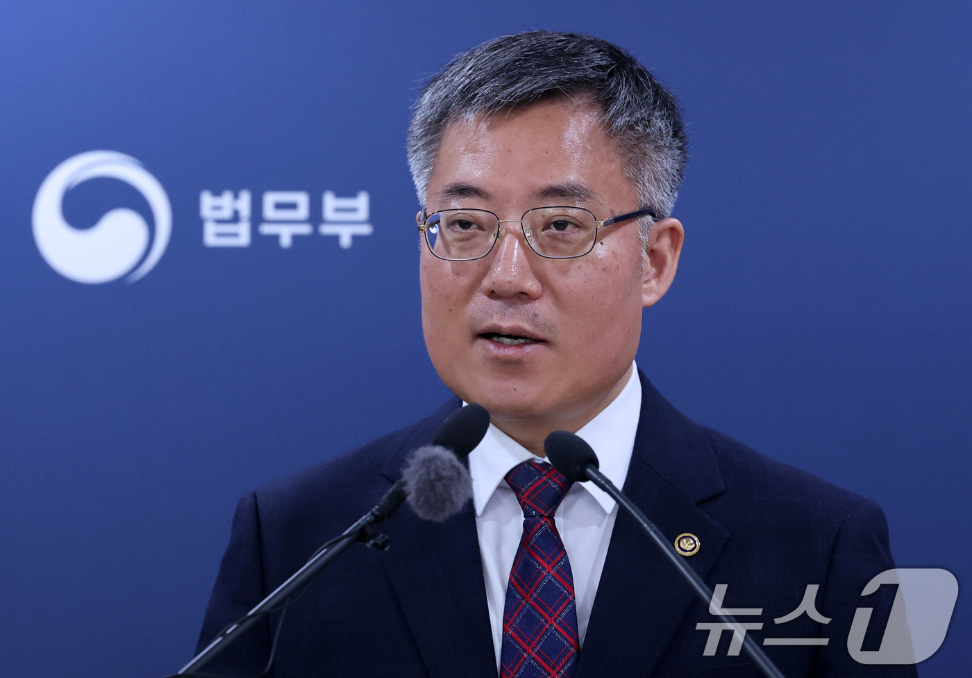 (과천=뉴스1) 박세연 기자 = 김석우 법무부 장관 직무대행이 2일 경기도 과천 법무부에서 신 출입국·이민정책 후속 조치를 브리핑하고 있다.김 직무대행은 이날부터 ‘광역형 비자제도 …