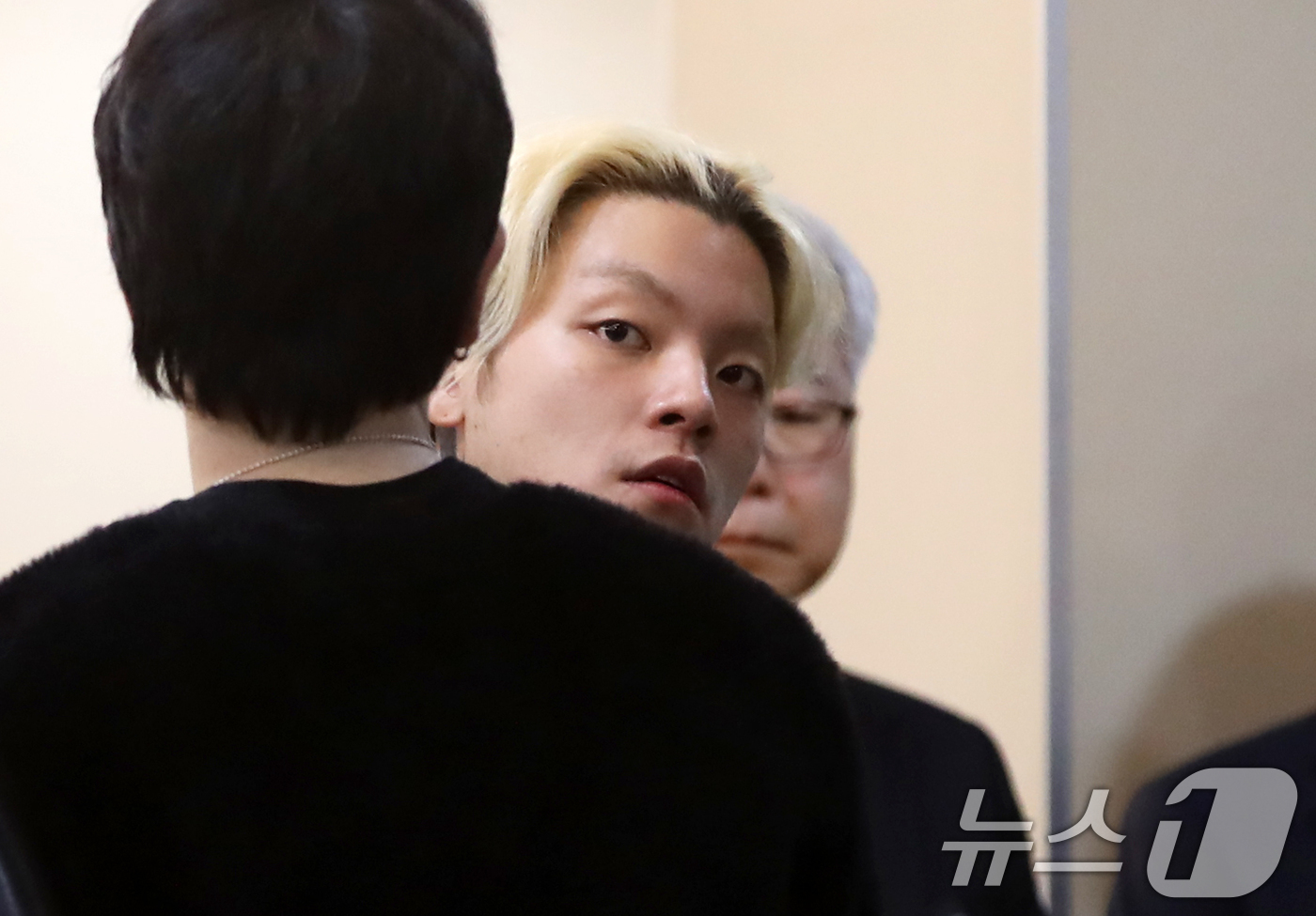 (부산=뉴스1) 윤일지 기자 = 래퍼 노엘(본명 장용준)이 2일 부산 해운대백병원 장례식장에 마련된 아버지 고(故) 장제원 전 국민의힘 의원의 빈소를 지키고 있다. 2025.4.2 …