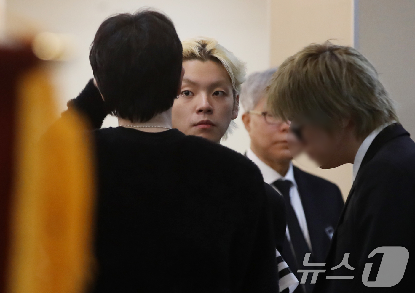 (부산=뉴스1) 윤일지 기자 = 래퍼 노엘(본명 장용준)이 2일 부산 해운대백병원 장례식장에 마련된 아버지 고(故) 장제원 전 국민의힘 의원의 빈소를 지키고 있다. 2025.4.2 …