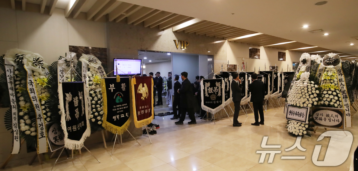 (부산=뉴스1) 윤일지 기자 = 2일 부산 해운대백병원 장례식장에 고(故) 장제원 전 국민의힘 의원의 빈소가 마련돼 있다. 2025.4.2/뉴스1