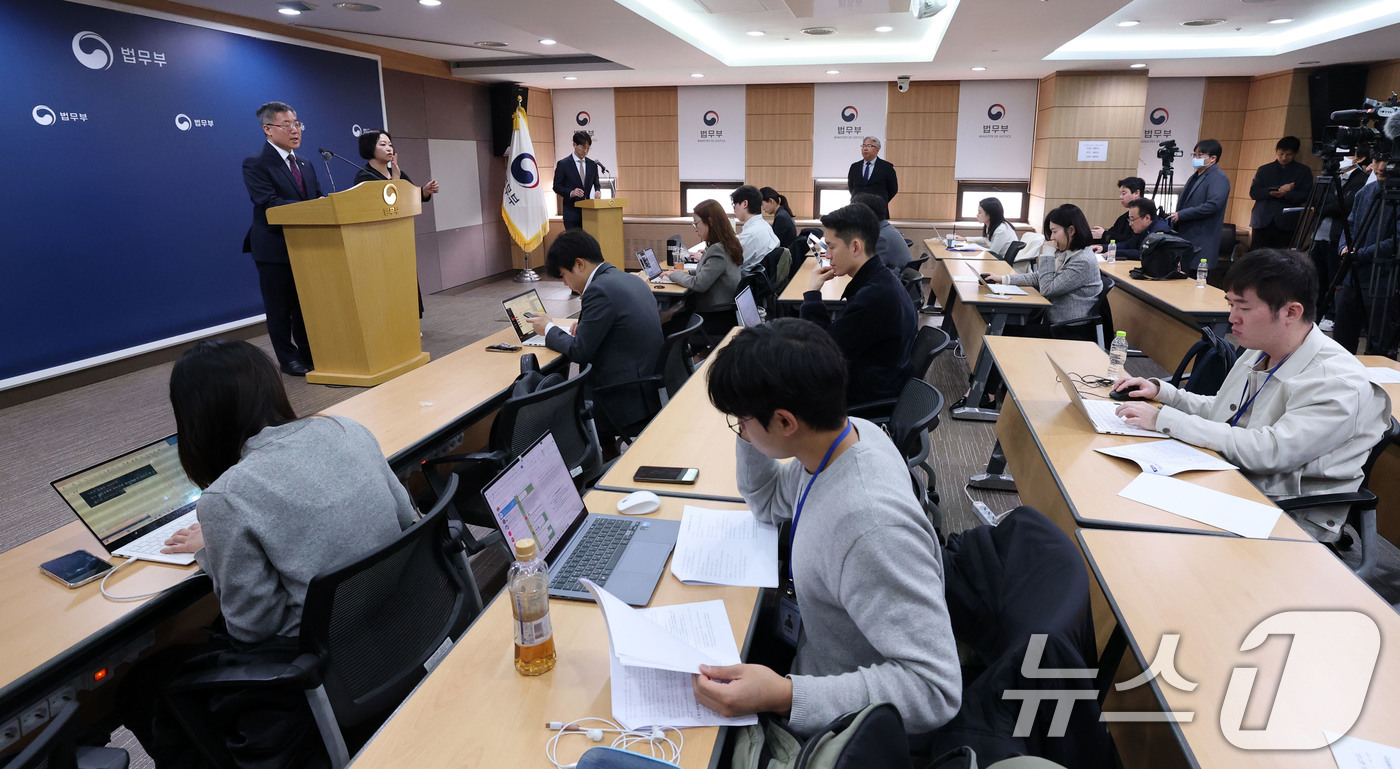 (과천=뉴스1) 박세연 기자 = 김석우 법무부 장관 직무대행이 2일 경기도 과천 법무부에서 신 출입국·이민정책 후속 조치를 브리핑하고 있다.김 직무대행은 이날부터 ‘광역형 비자제도 …