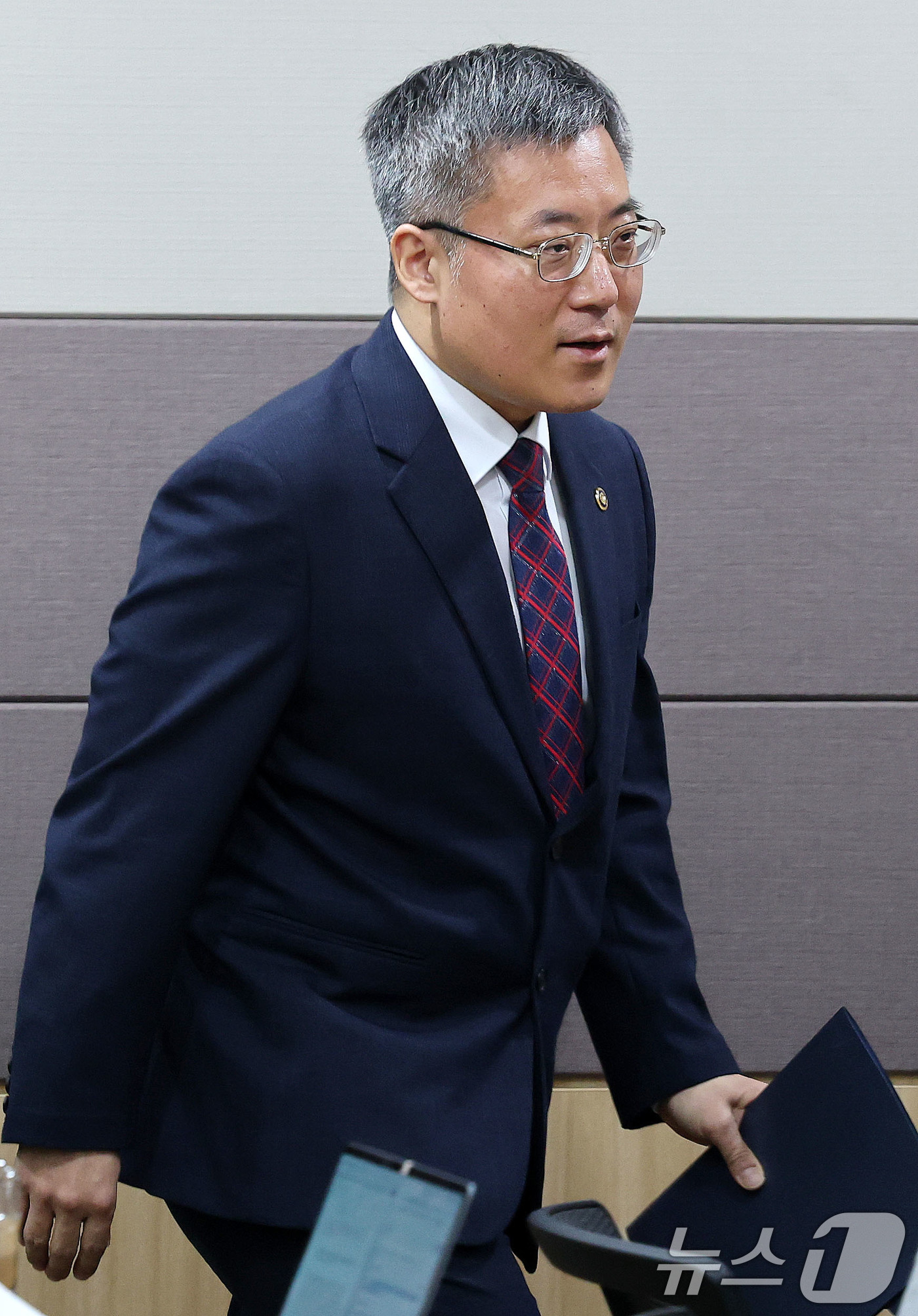 (과천=뉴스1) 박세연 기자 = 김석우 법무부 장관 직무대행이 2일 경기도 과천 법무부에서 신 출입국·이민정책 후속 조치를 브리핑하기위해 브리핑장에 들어서고 있다.김 직무대행은 이 …