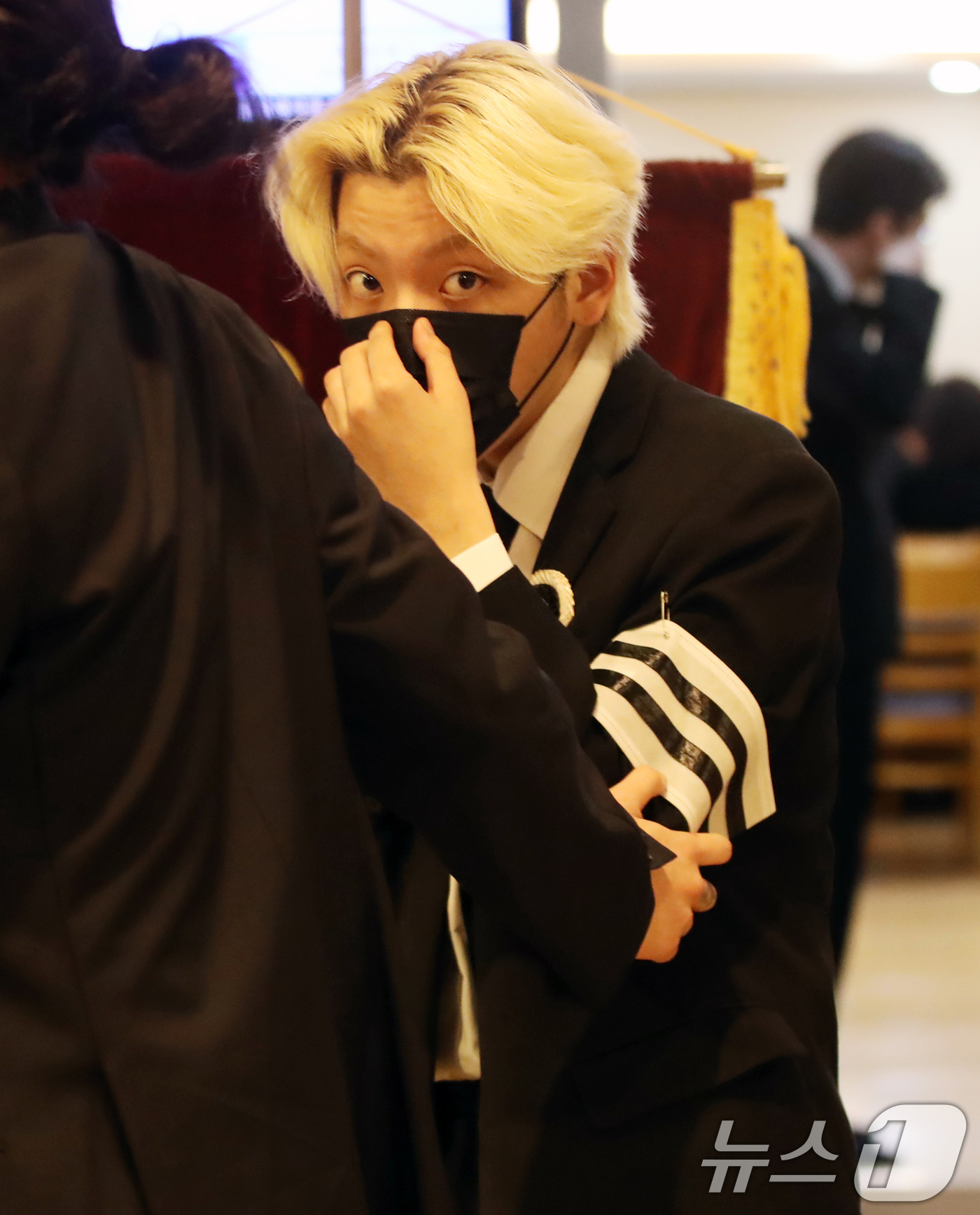 (부산=뉴스1) 윤일지 기자 = 래퍼 노엘(본명 장용준)이 2일 부산 해운대백병원 장례식장에 마련된 아버지 고(故) 장제원 전 국민의힘 의원의 빈소를 지키고 있다. 2025.4.2 …