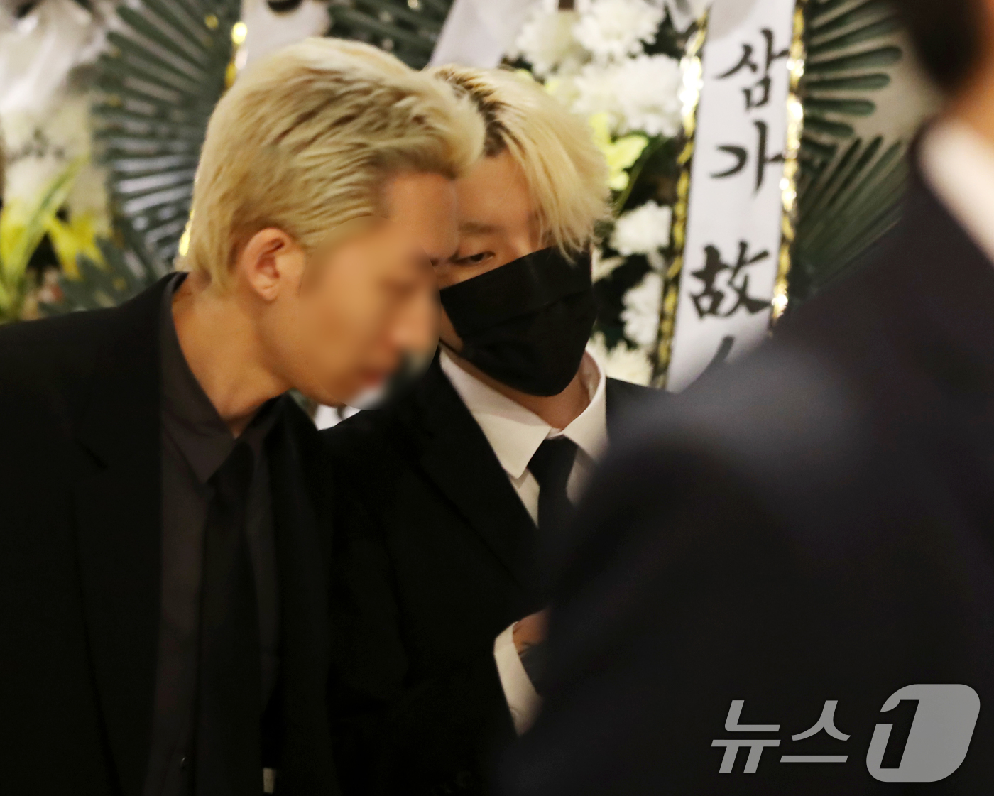 (부산=뉴스1) 윤일지 기자 = 래퍼 노엘(본명 장용준)이 2일 부산 해운대백병원 장례식장에 마련된 아버지 고(故) 장제원 전 국민의힘 의원의 빈소를 지키고 있다. 2025.4.2 …