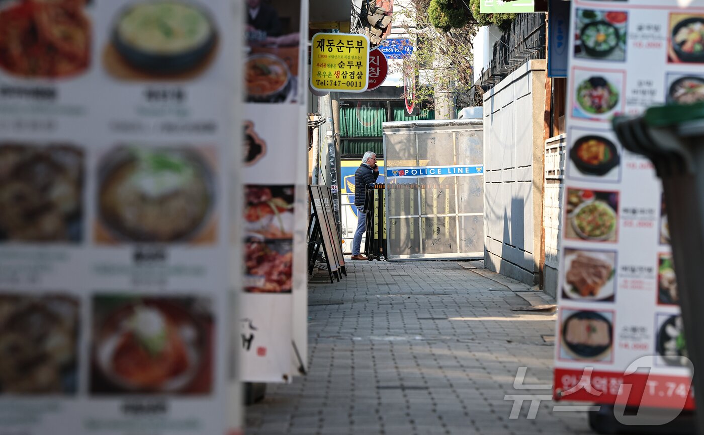 본문 이미지 - 윤석열 대통령 탄핵 심판 선고일을 이틀 앞둔 지난 4월 2일 서울 종로구 헌법재판소 인근 식당가가 한산한 모습을 보이고 있다. 2025.4.2/뉴스1 ⓒ News1 김도우 기자