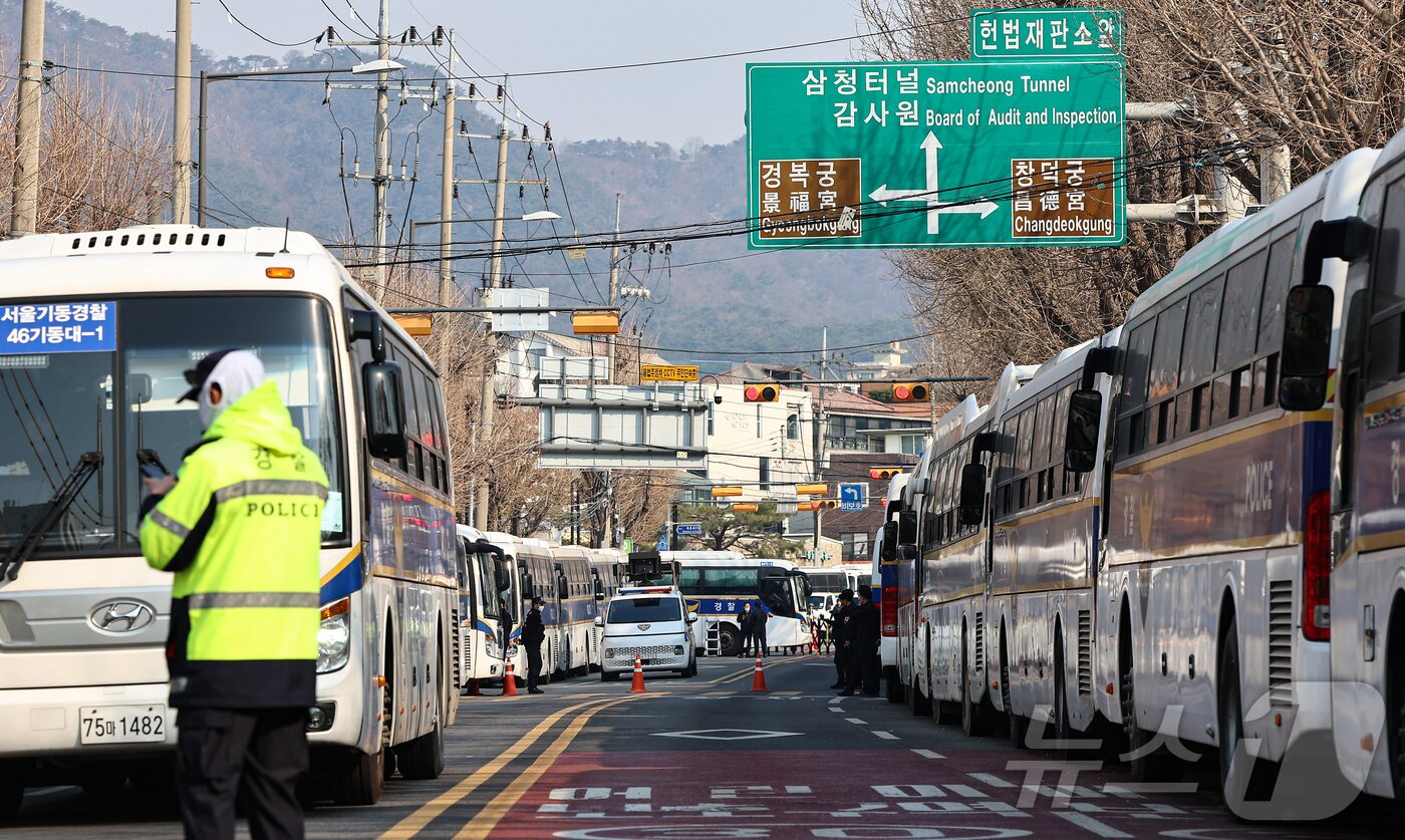 본문 이미지 - 윤석열 대통령 탄핵 심판 선고일을 이틀 앞둔 2일 서울 종로구 헌법재판소 인근을 경찰들이 통제하고 있다. 2025.4.2/뉴스1 ⓒ News1 김도우 기자