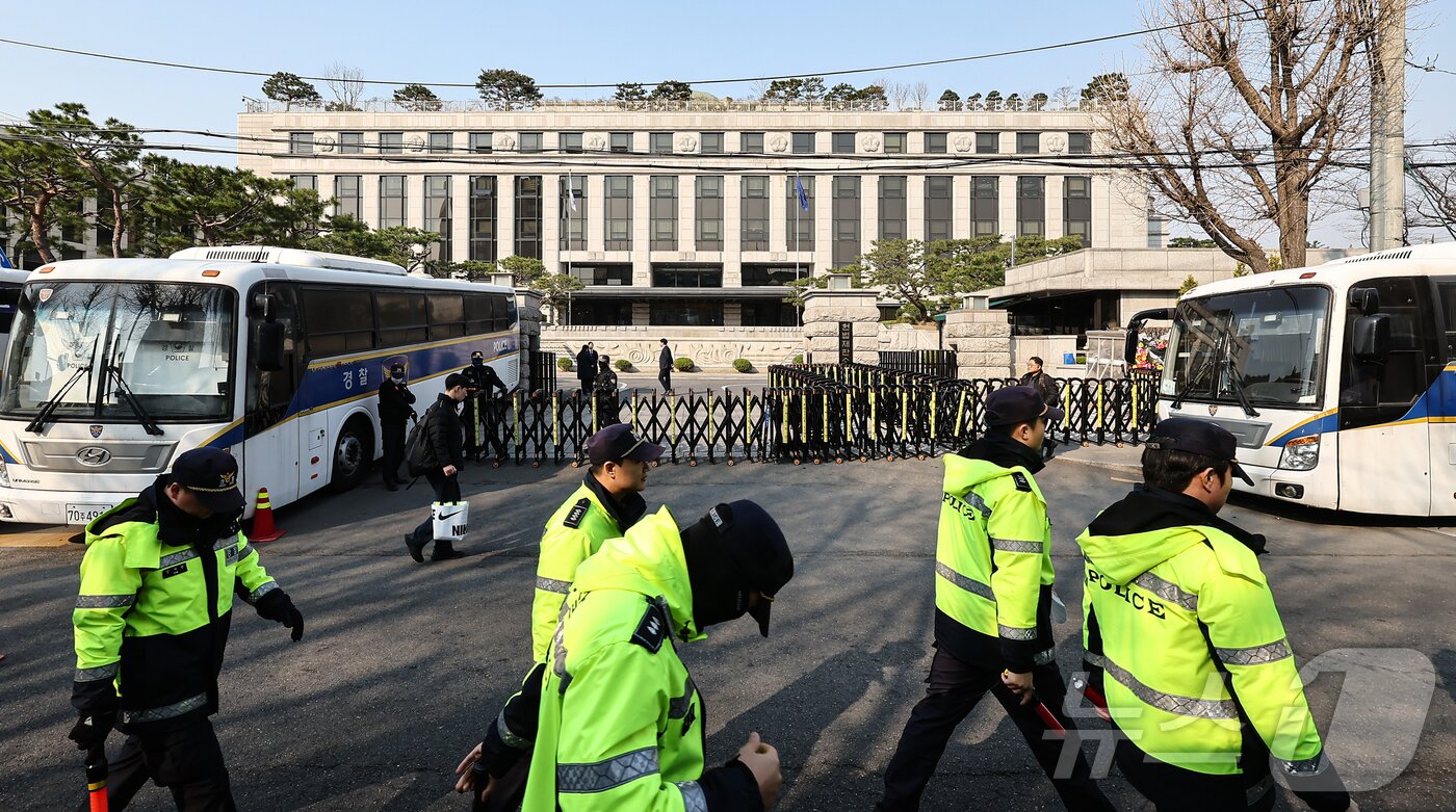 본문 이미지 - 윤석열 대통령 탄핵 심판 선고일을 이틀 앞둔 2일 서울 종로구 헌법재판소 인근에서 경찰 병력들이 이동하고 있다. 2025.4.2/뉴스1 ⓒ News1 김도우 기자