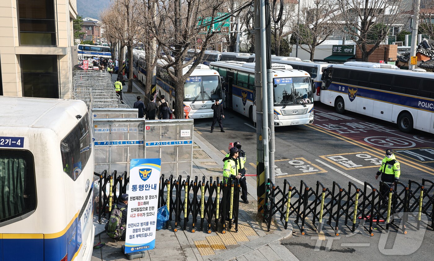 본문 이미지 - 윤석열 대통령 탄핵 심판 선고일을 이틀 앞둔 2일 서울 종로구 헌법재판소 인근을 경찰들이 통제하고 있다. 2025.4.2/뉴스1 ⓒ News1 김도우 기자