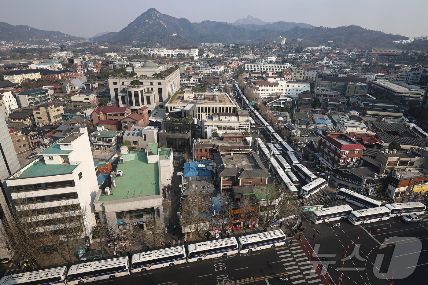 본문 이미지 - 윤석열 대통령 탄핵 심판 선고일을 이틀 앞둔 2일 서울 종로구 헌법재판소 인근 도로가 경찰 차벽으로 통제되고 있다. 2025.4.2/뉴스1 ⓒ News1 김도우 기자
