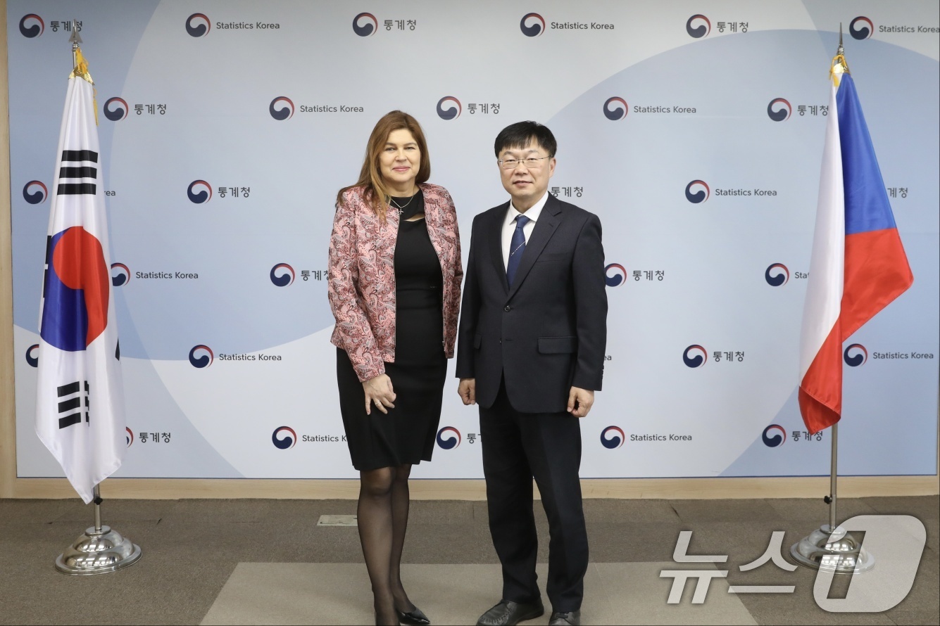 (서울=뉴스1) = 안형준 통계청 차장이 2일 통계청에서 열린 제4차 한·체코 통계협력 양자회의에 참석한 에바 크럼포바 체코 통계청 1차장과 논의를 마친 뒤 기념촬영을 하고 있다. …