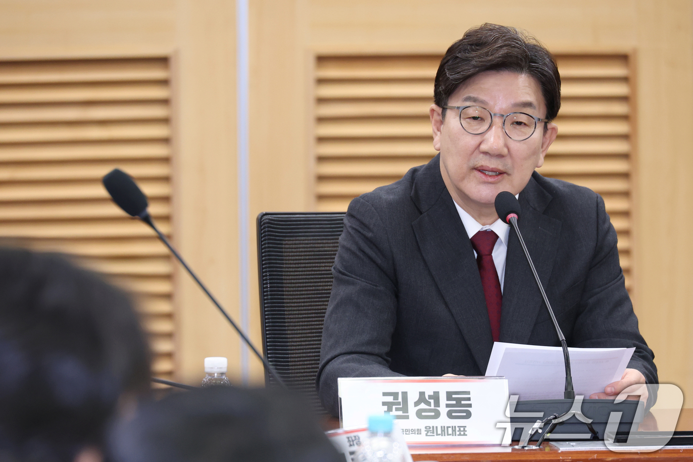 (서울=뉴스1) 이광호 기자 = 권성동 국민의힘 원내대표가 2일 오전 서울 여의도 국회 의원회관에서 열린 AI강국을 위한 개인정보 활용 방안 세미나에서 축사하고 있다.  2025. …