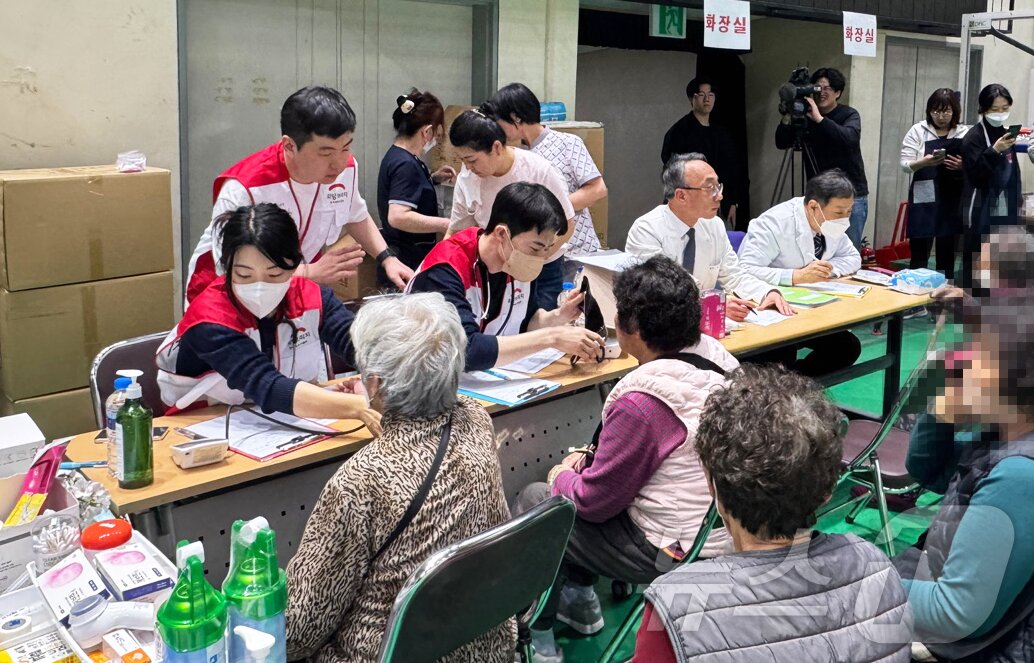 본문 이미지 - 대한의사협회(의협)는 경상북도 등 전국적으로 발생한 산불로 큰 피해를 입은 재난현장의 고통을 분담하고 피해지역 주민 등의 건강문제를 살펴보기 위해 '긴급재난의료지원단'을 구성해 운영 중이라고 2일 밝혔다(대한의사협회 제공)
