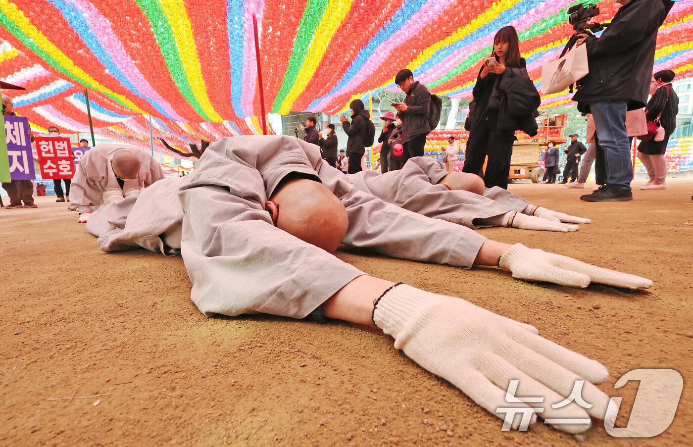 본문 이미지 - 범불교시국회의 스님들과 시민단체 회원들이 2일 오전 서울 종로구 조계사에서 헌법재판소의 윤석열 파면 인용을 촉구하는 오체투지를 하고 있다. 2025.4.2/뉴스1 ⓒ News1 장수영 기자