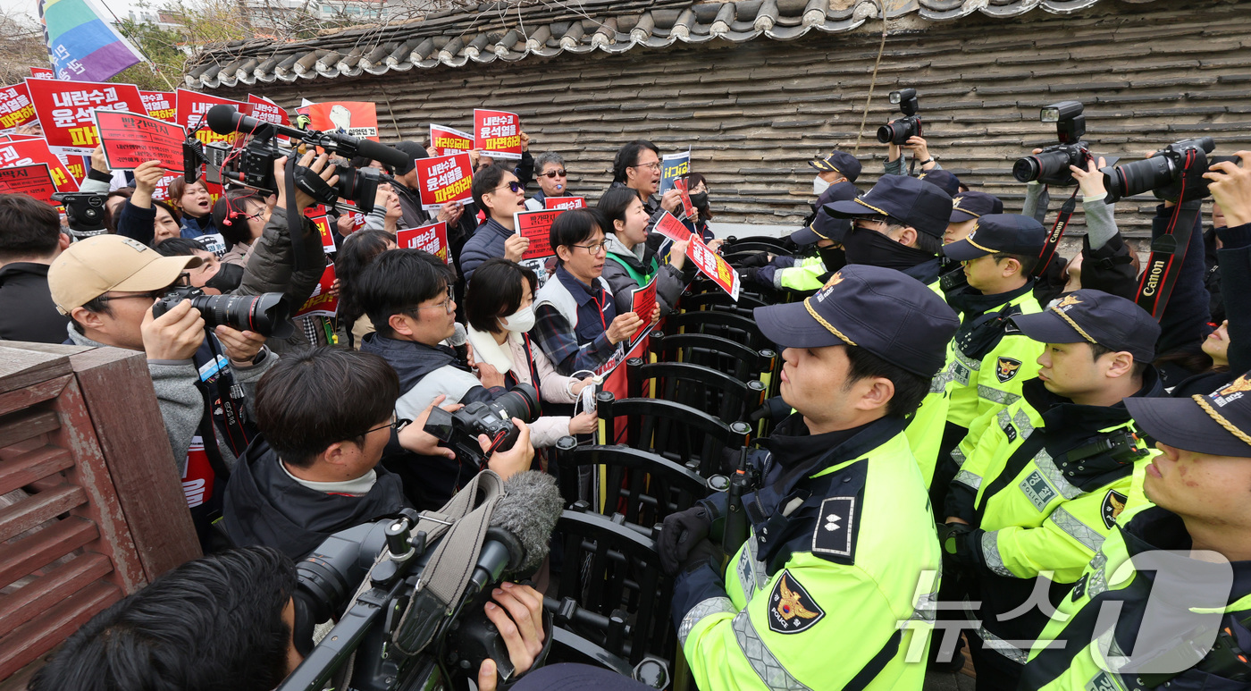(서울=뉴스1) 신웅수 기자 = 2일 서울 용산구 대통령 관저 앞에서 열린 '윤석열 파면버스 출정식'에서 참가자들이 윤 대통령의 파면을 촉구하며 행진하다가 경찰에 가로막히고 있다. …