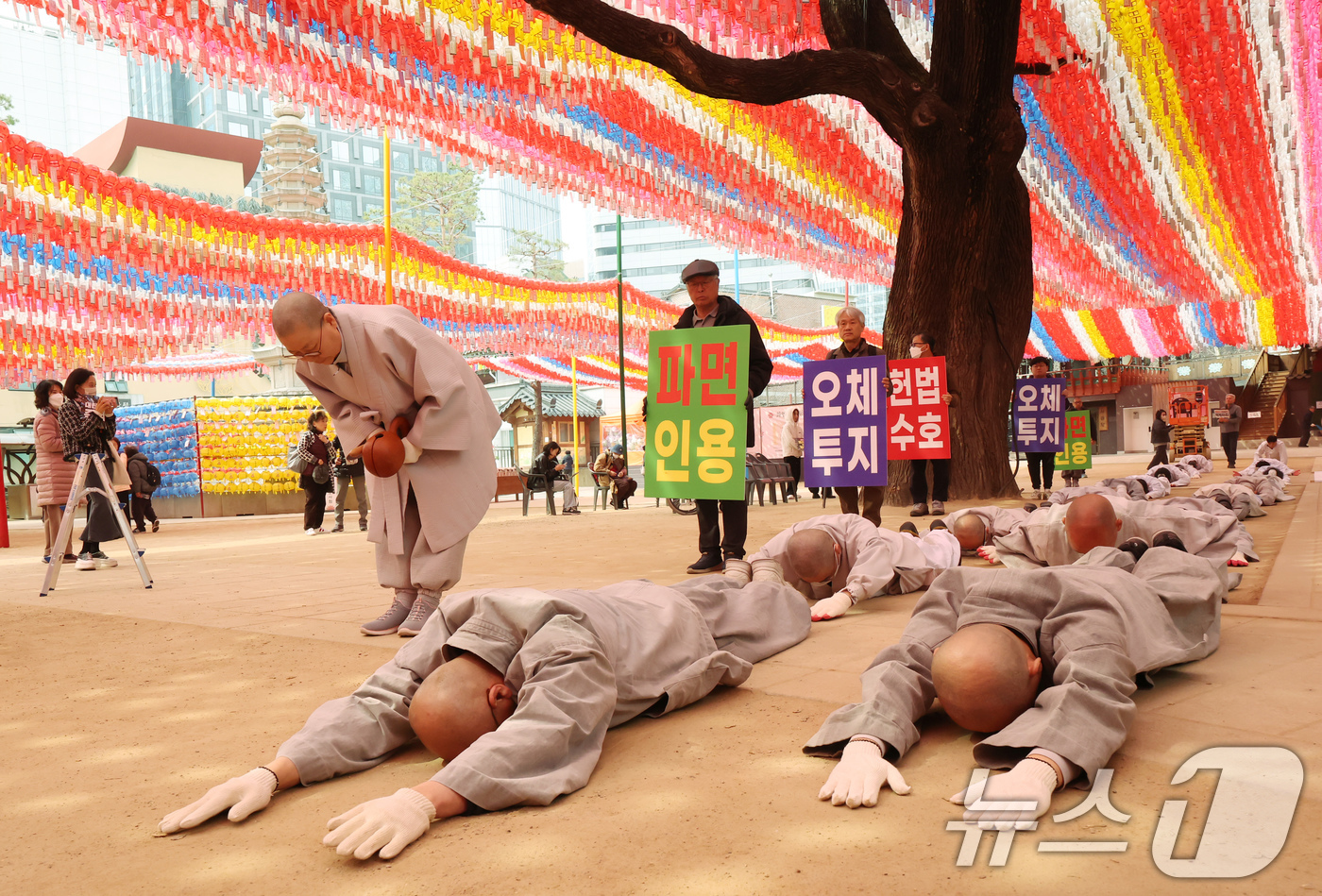 (서울=뉴스1) 장수영 기자 = 범불교시국회의 스님들과 시민단체 회원들이 2일 오전 서울 종로구 조계사에서 헌법재판소의 윤석열 파면 인용을 촉구하는 오체투지를 하고 있다. 2025 …