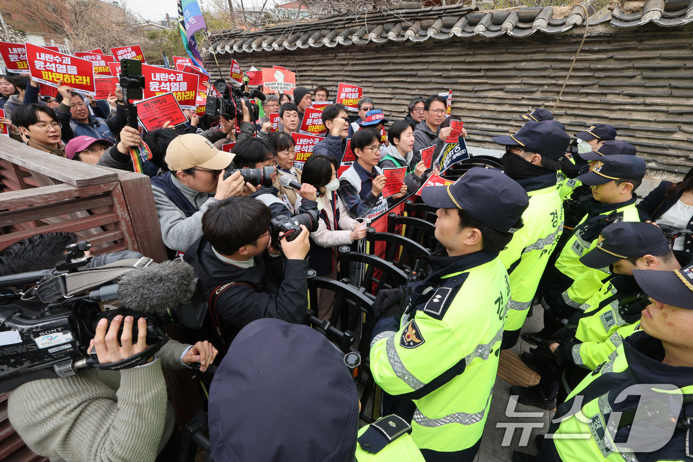 (서울=뉴스1) 신웅수 기자 = 2일 서울 용산구 대통령 관저 앞에서 열린 '윤석열 파면버스 출정식'에서 참가자들이 윤 대통령의 파면을 촉구하며 행진하다가 경찰에 가로막히고 있다. …