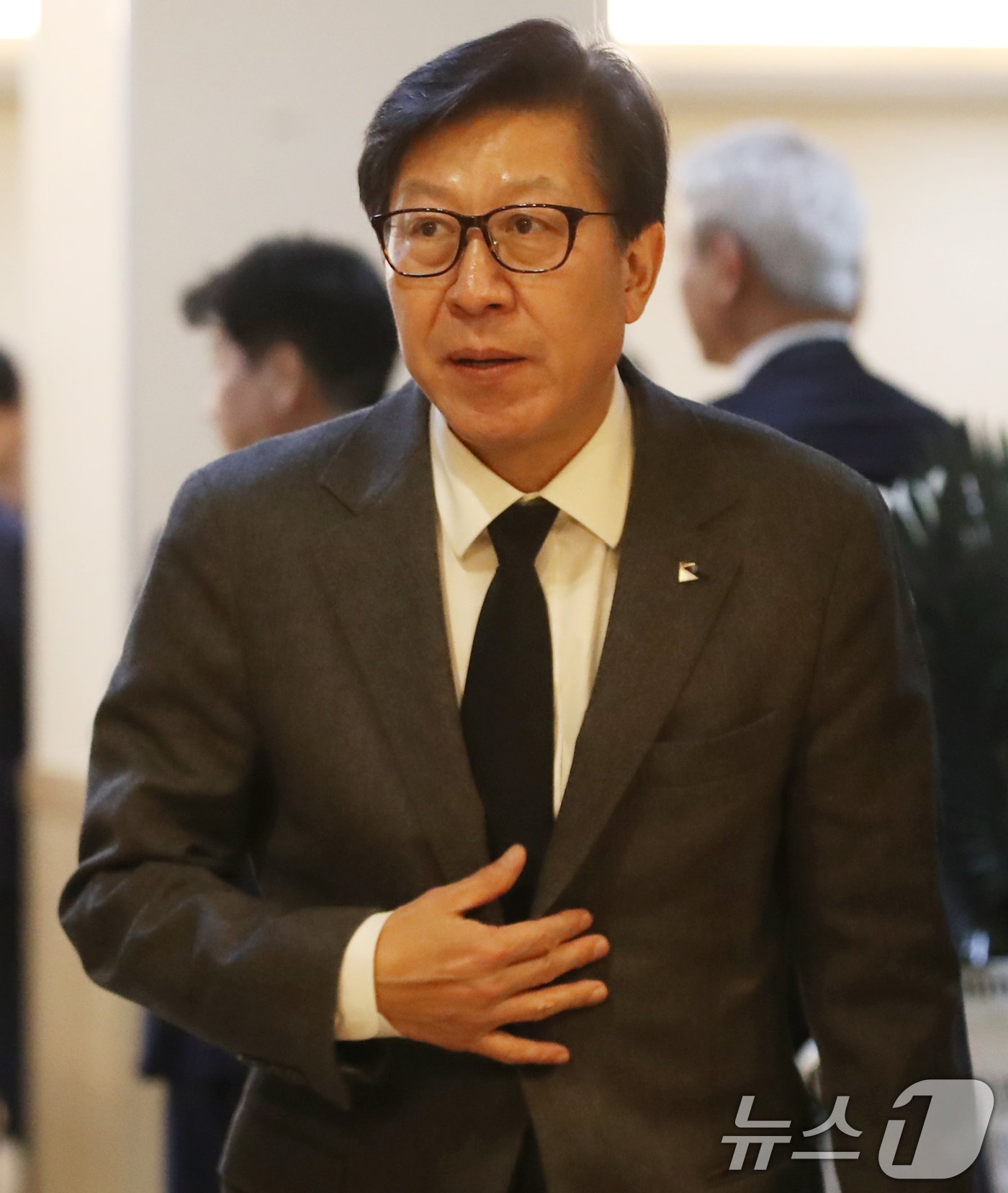(부산=뉴스1) 윤일지 기자 = 박형준 부산시장이 2일 부산 해운대백병원 장례식장에 마련된 고(故) 장제원 전 국민의힘 의원의 빈소를 찾아 조문한 뒤 이동하고 있다. 2025.4. …