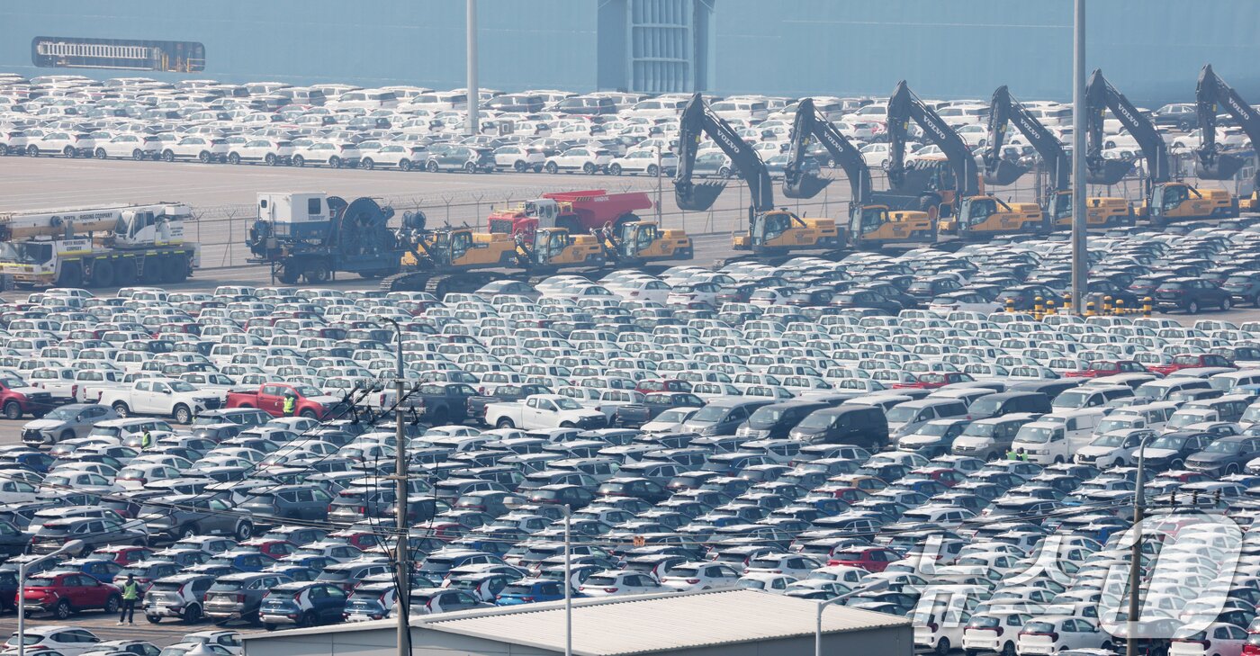 본문 이미지 - 도널드 트럼프 미국 대통령이 예고한 상호 관세 발표가 하루 앞으로 다가온 2일 경기 평택시 포승읍 평택항 자동차전용부두에 수출용 차량들이 세워져 있다. 2025.4.2/뉴스1 ⓒ News1 김영운 기자