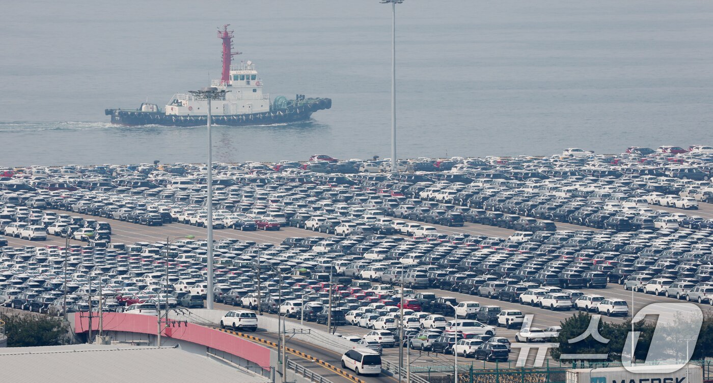 본문 이미지 - 도널드 트럼프 미국 대통령이 예고한 상호 관세 발표가 하루 앞으로 다가온 2일 경기 평택시 포승읍 평택항 자동차전용부두에 수출용 차량들이 세워져 있다. 2025.4.2/뉴스1 ⓒ News1 김영운 기자