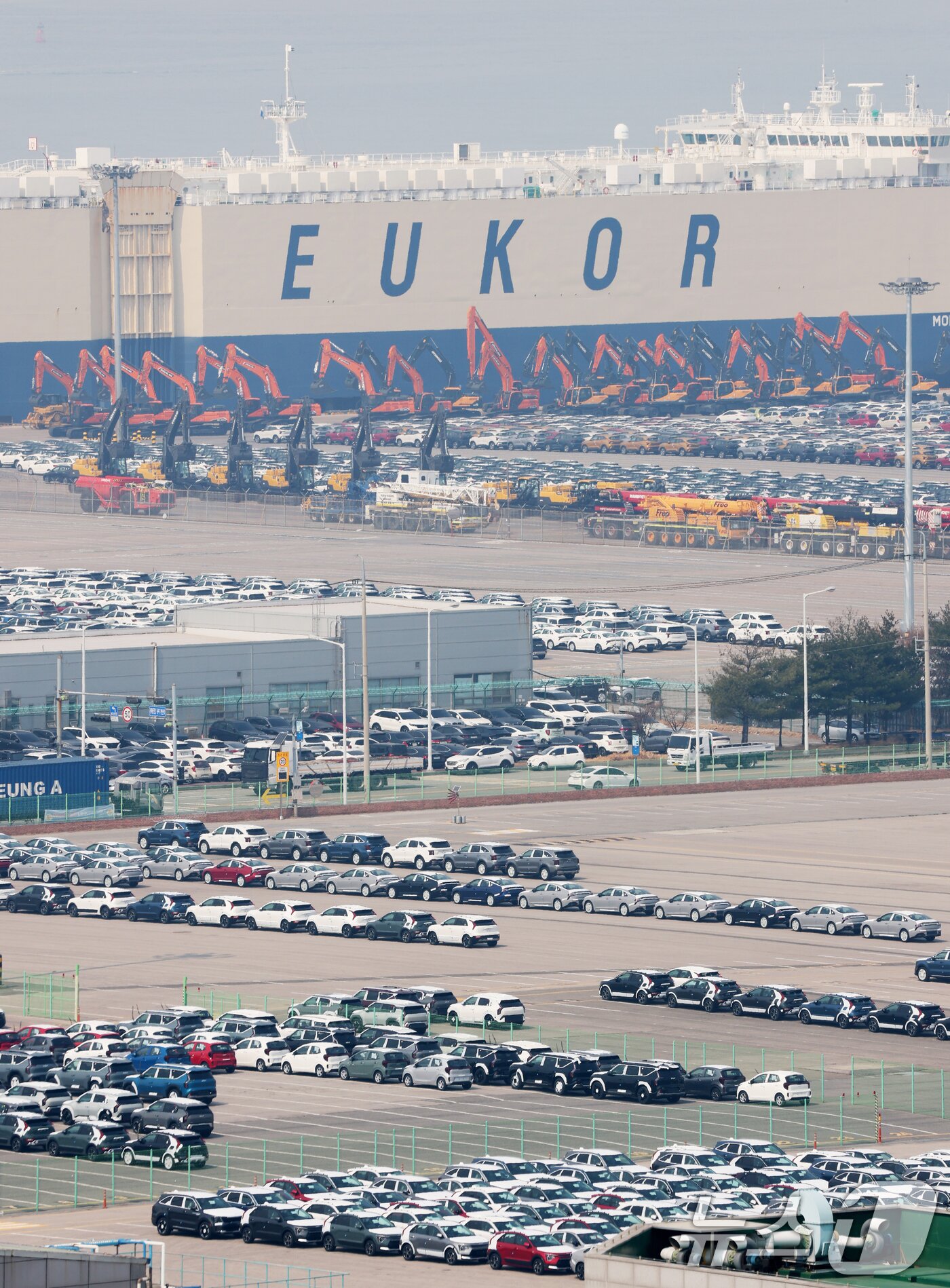 본문 이미지 - 도널드 트럼프 미국 대통령이 예고한 상호 관세 발표가 하루 앞으로 다가온 2일 경기 평택시 포승읍 평택항 자동차전용부두에 수출용 차량들이 세워져 있다.  2025.4.2/뉴스1 ⓒ News1 김영운 기자